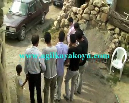 Gelin evi önünde Halay çeken köylüler