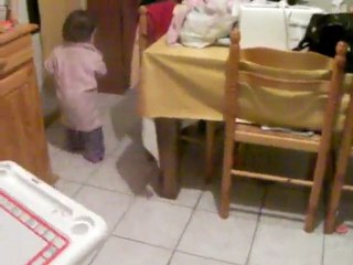 Le chat Tigrou fait du foot avec Lucie !