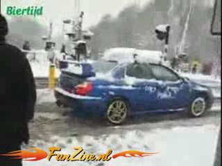 subaru impreza tracte un camion bloqué dans la neige