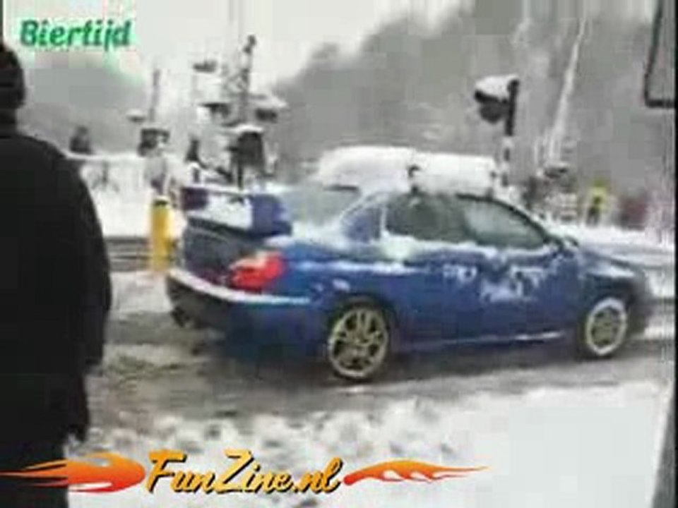 subaru impreza tracte un camion bloqué dans la neige