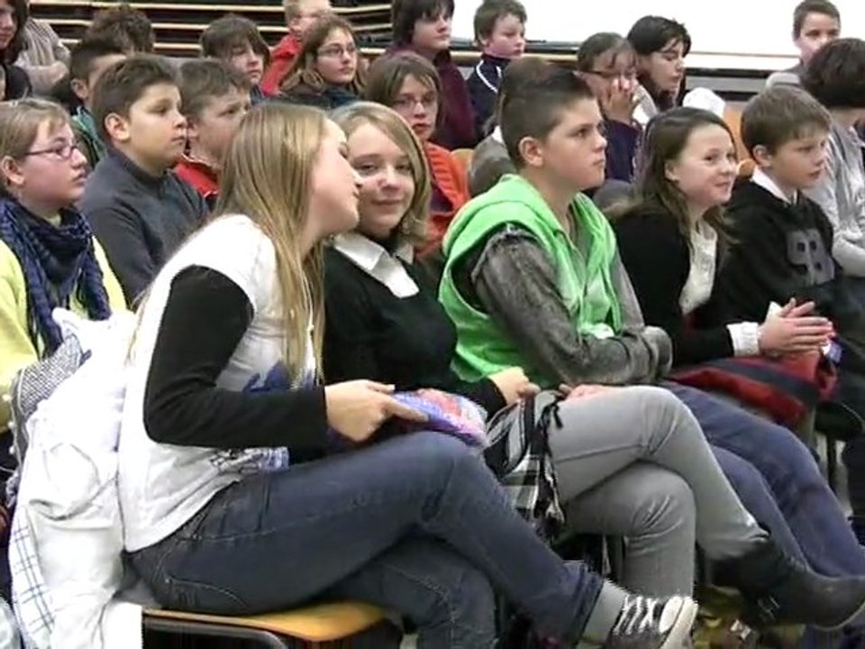 ELA:: remise de l'argent recolté par les collégiens