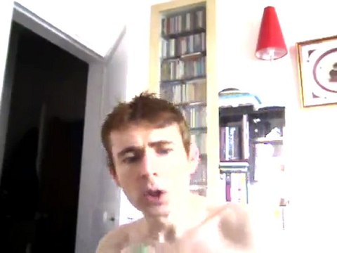 Wiwi égratigne Serre moi