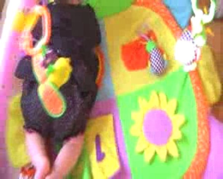 Emma en juin dans son tapis d'éveil