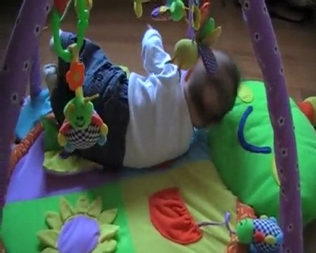 Emma joue sur son tapis d'éveil en juin avec sa maman