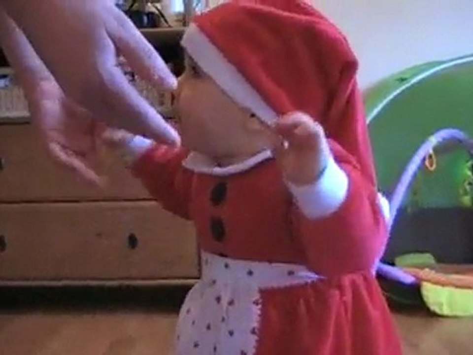 Emma en habit de lutin de Noël...