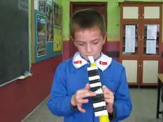 Umut Kayaoğlu Müzik dersinde melodika çalıyor.