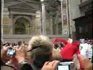 Le pape Benoit XVI agressé