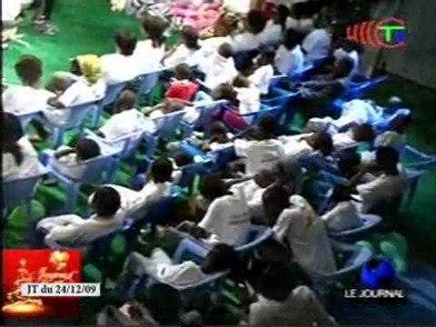 Georgette Okemba fait des dons aux enfants