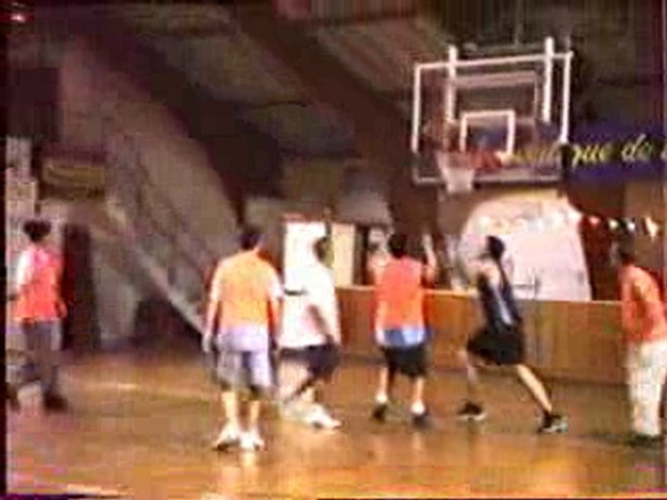 ze jacknife dunk on Buzz