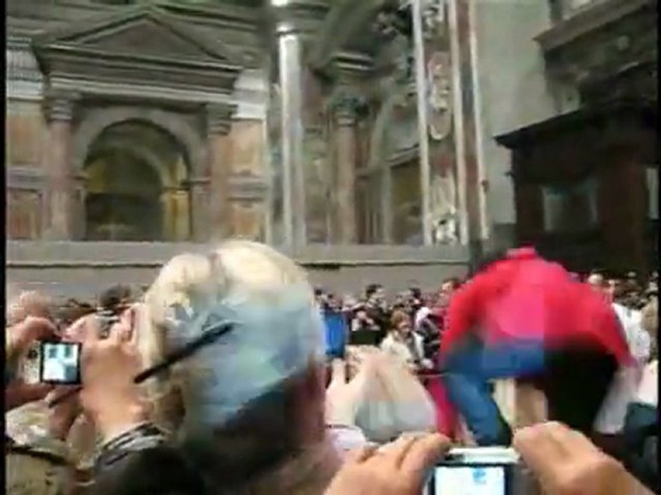 Papa'nın yakasına böyle yapıştı