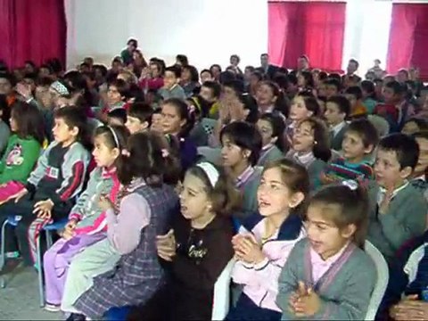 abana ilköğretim okulunda tiyatro gösterisi