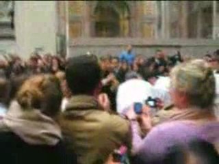 El Papa sufre una caída antes de la misa del gallo