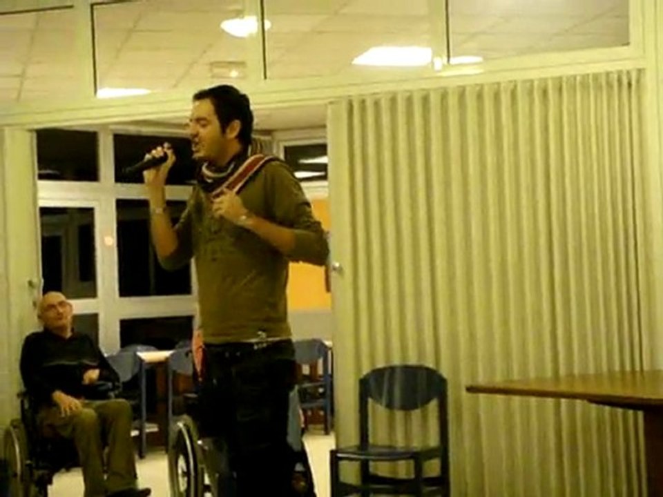 AngelR chante "sur la route , kiss , quand on a que l'amour"