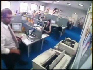 Un mec s'énerve contre une photocopieuse