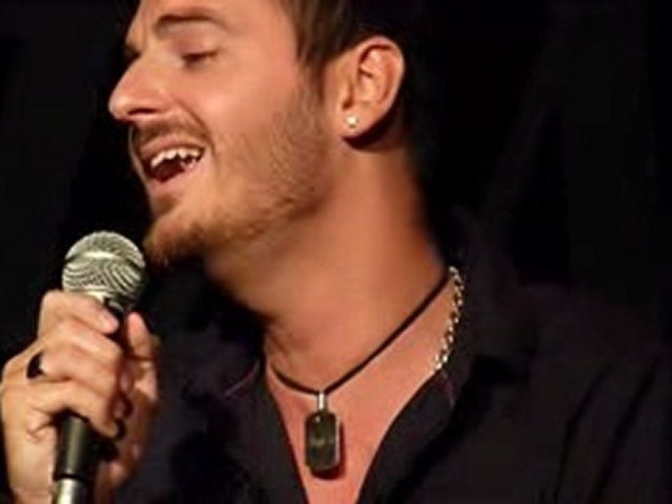 AngelR chante "Pour ne pas vivre seul"