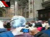 donna:aggredisce il papa-24/12/2009-woman attacks the pope