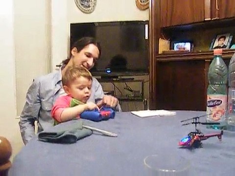 mon neveu de 14 mois apprends a piloter
