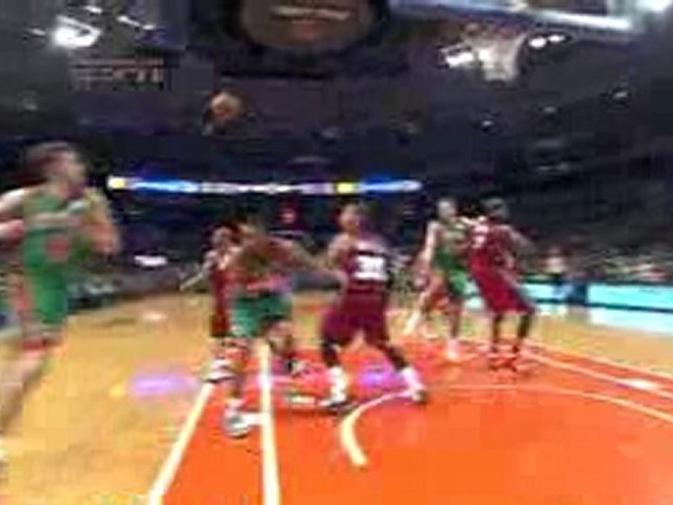 NBA David Lee's pass hits Jared Jeffries in the side of the