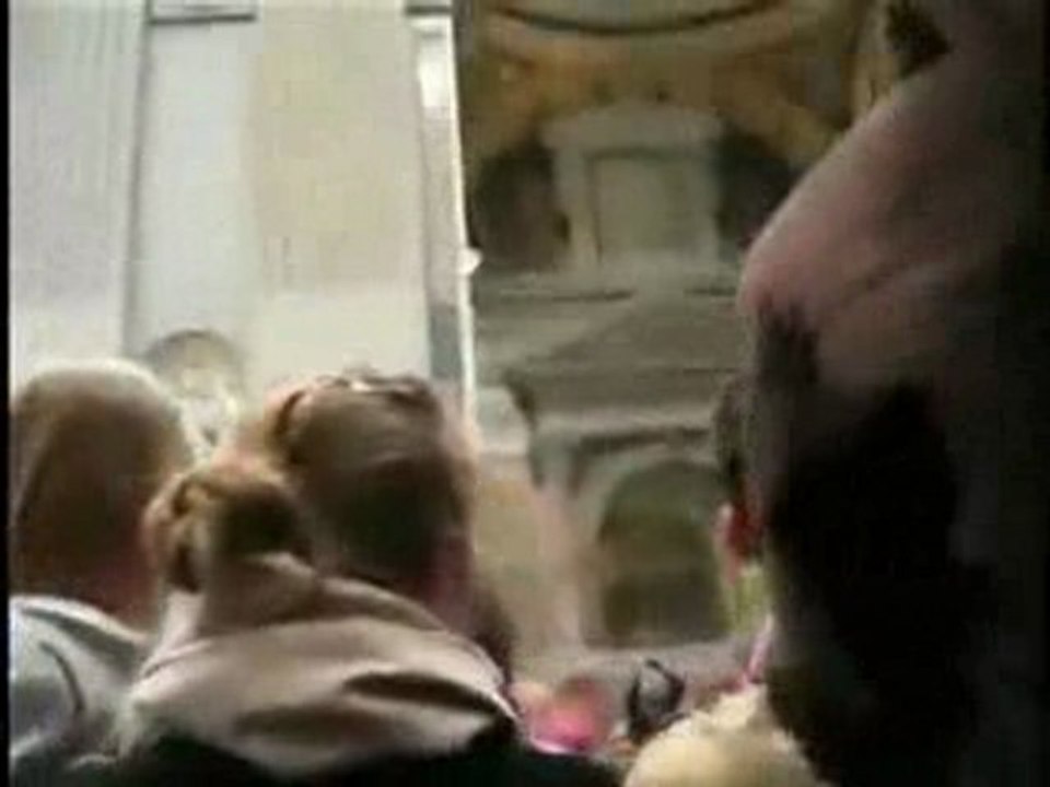 Epic Fail! Papa Benedicto XVI atacado por mujer en Navidad 2