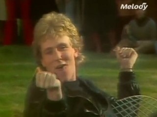 "Tout Petit La Planète " par Plastic Bertrand à Cannes.