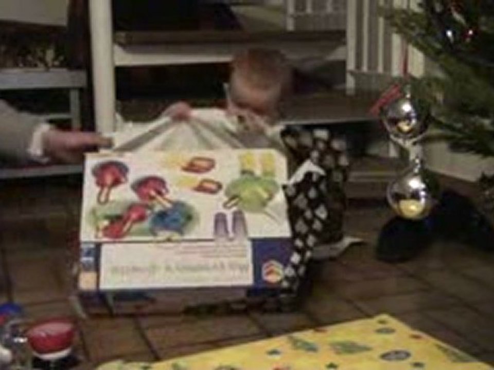 petite louise ouvre ses cadeaux
