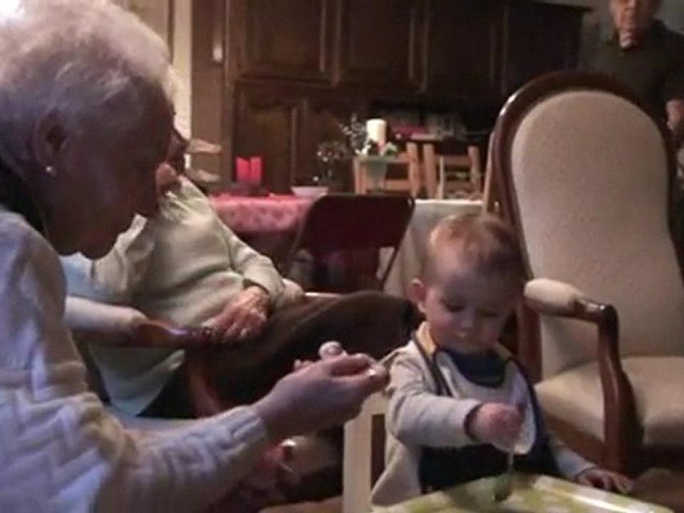 petite louise mange plusieurs yaourts