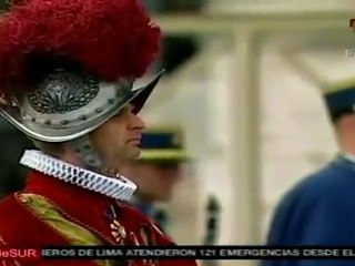 Derriba mujer a Benedicto XVI