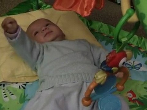 James découvre son tapis d'éveil