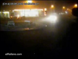 Voiture qui se prend un rond-point....