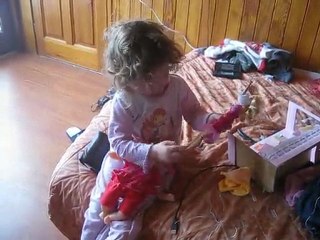 Louloute avec ses poupées