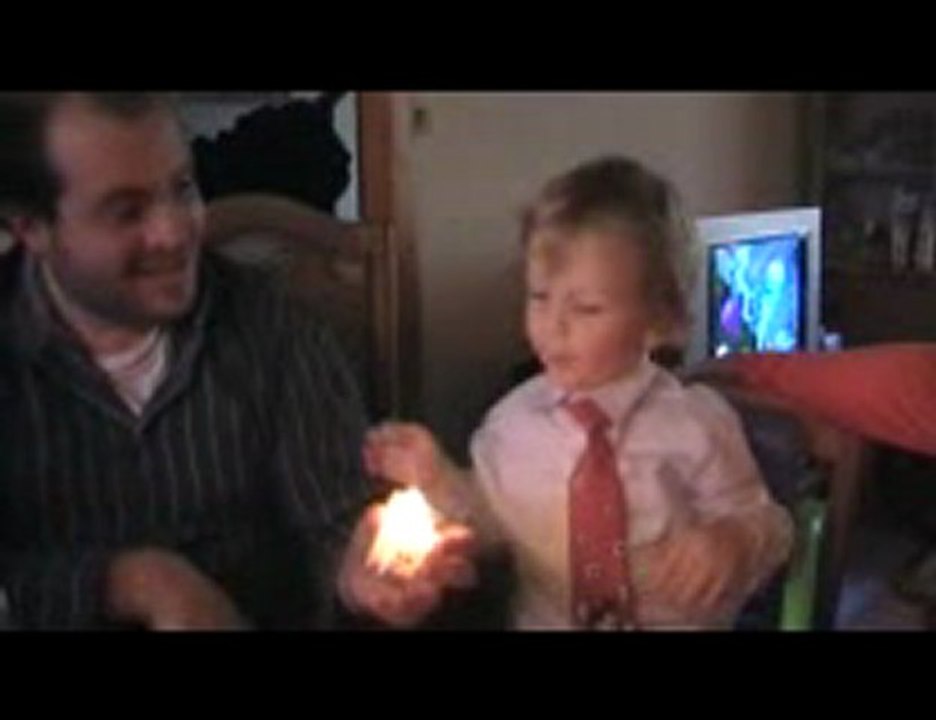 Owen souffle une bougie