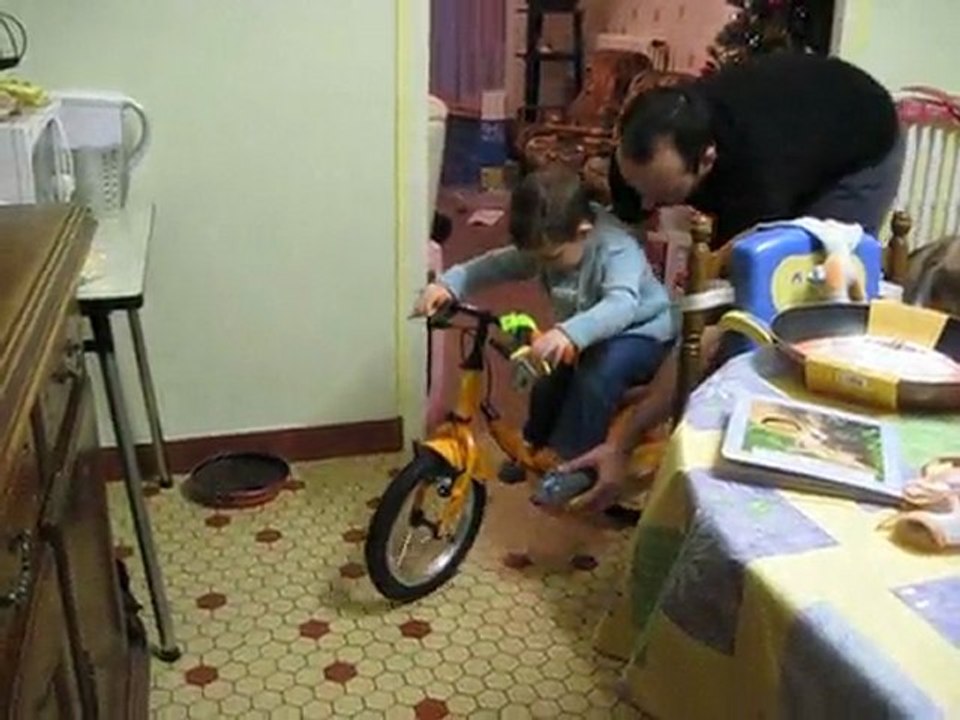 noa vient d'avoir son vélo!!