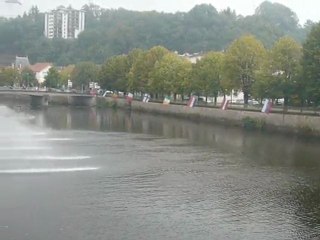 v03- Drapeaux de chaque côté de la rive