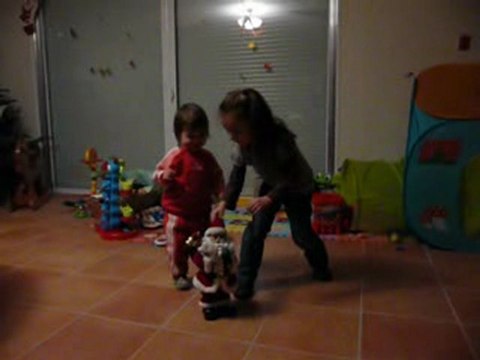 Lucile et Juline dansent avec pére noel