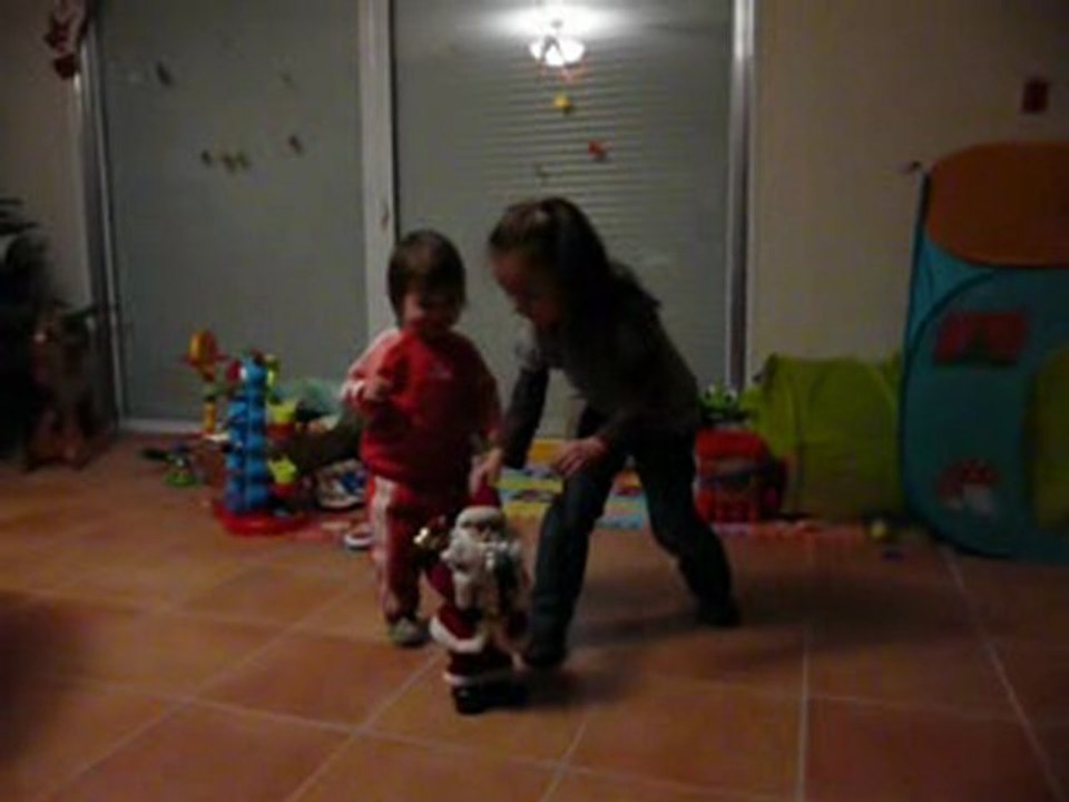 Lucile et Juline dansent avec pére noel