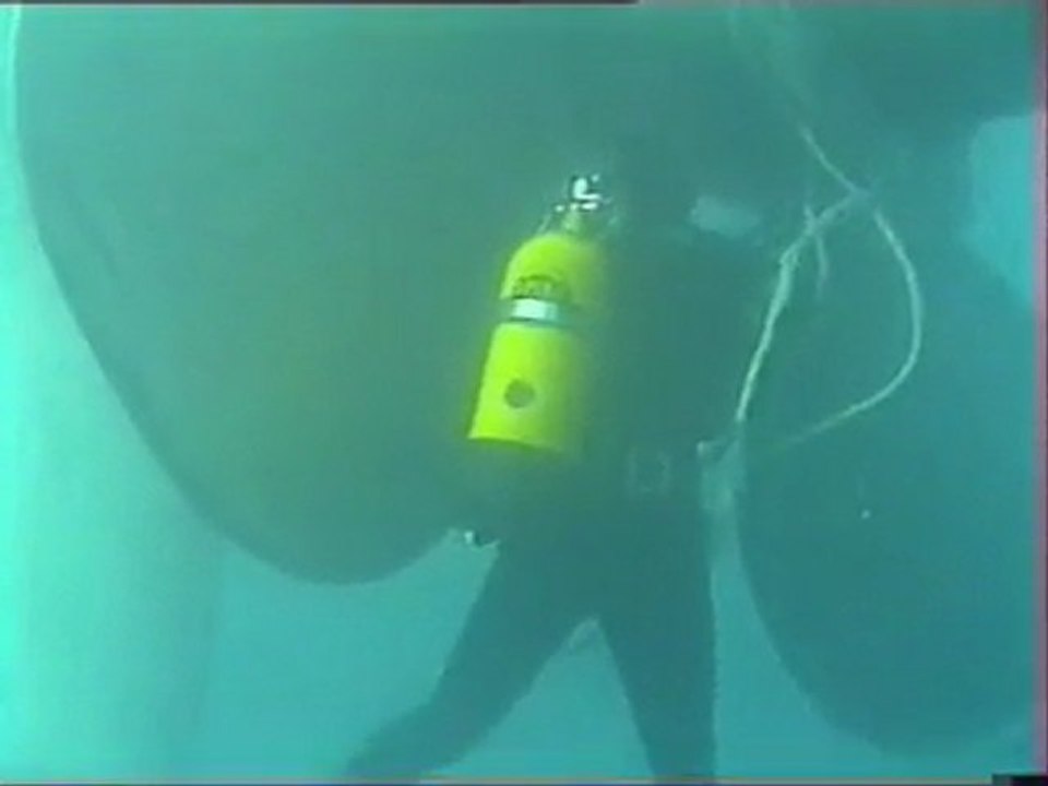 controle de l'hélice du Marion Dufresne, plongée Kerguelen