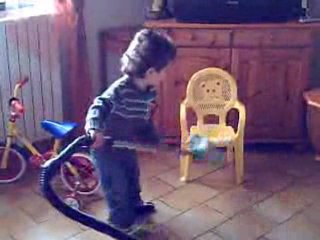 lucas et son aspirateur