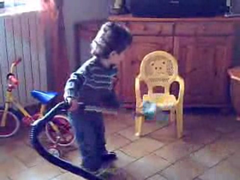 lucas et son aspirateur