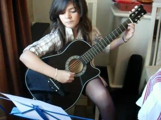 chloe joue a la guitare
