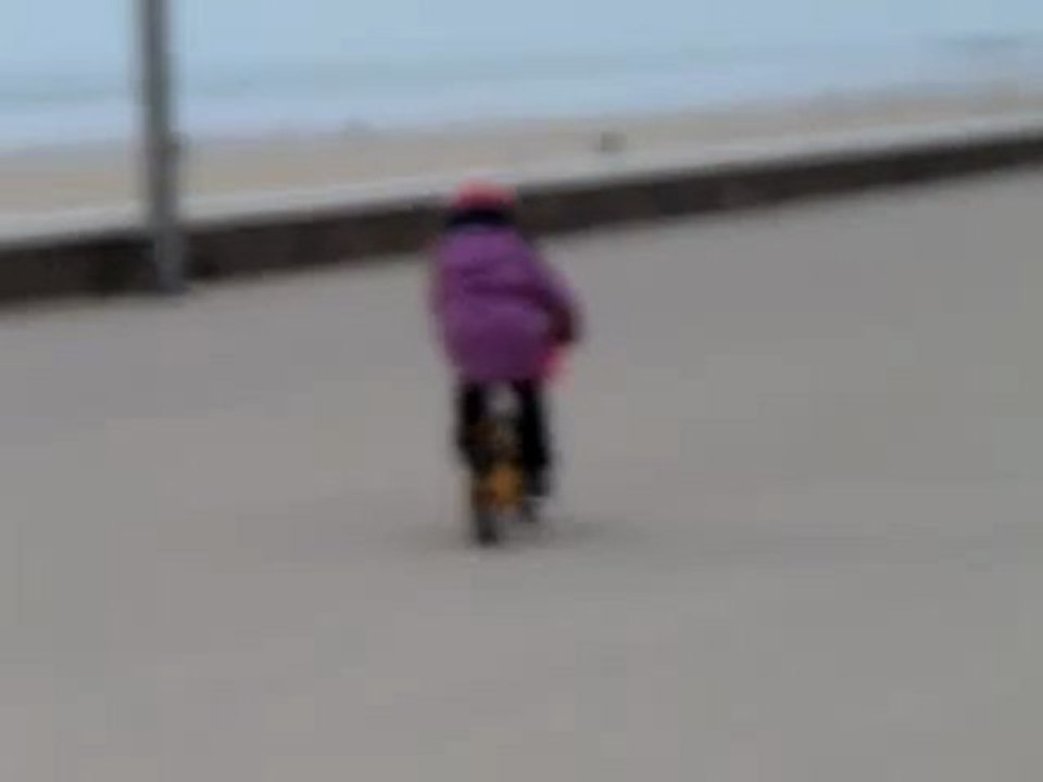 Clara fait du vélo sans roulette !!!