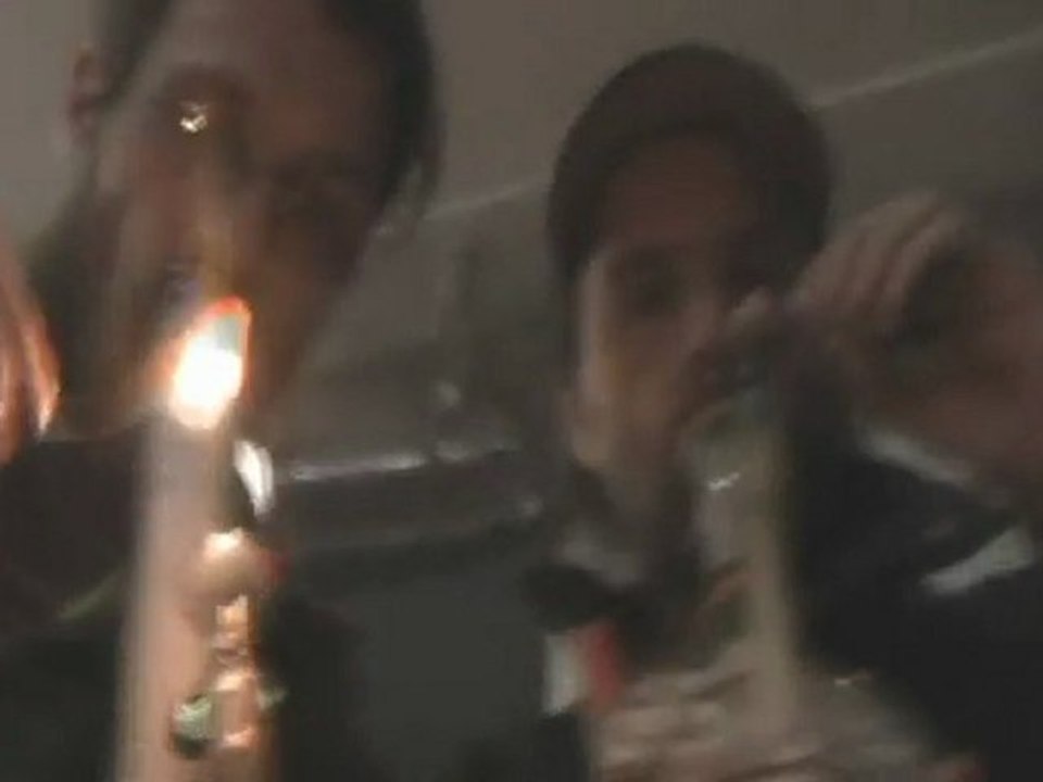 Bubbleman & Hashbean hit the bongs!