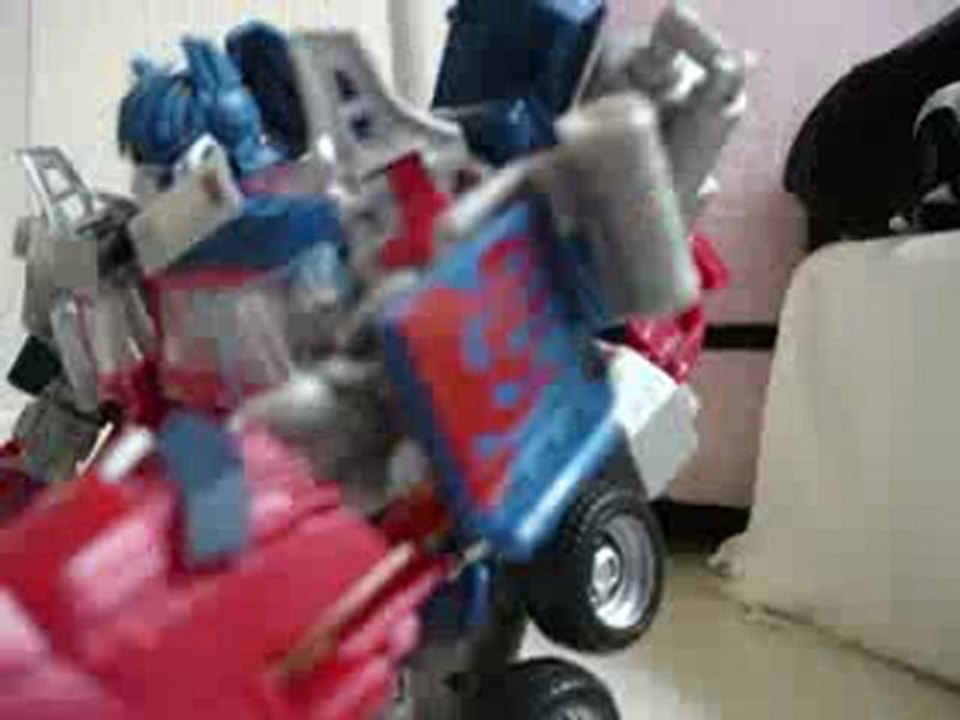 Transformers Stop Motion-Optimus Enter In The City