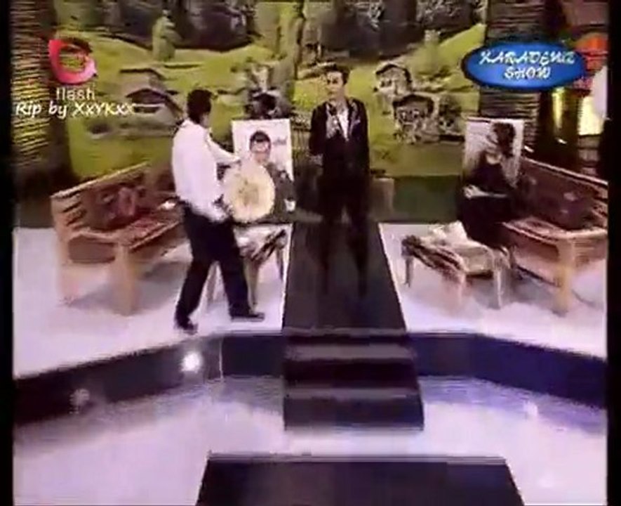 Hasan Yılmaz - Üzülmeye Değmez [Karadeniz Show / 26.12.09]