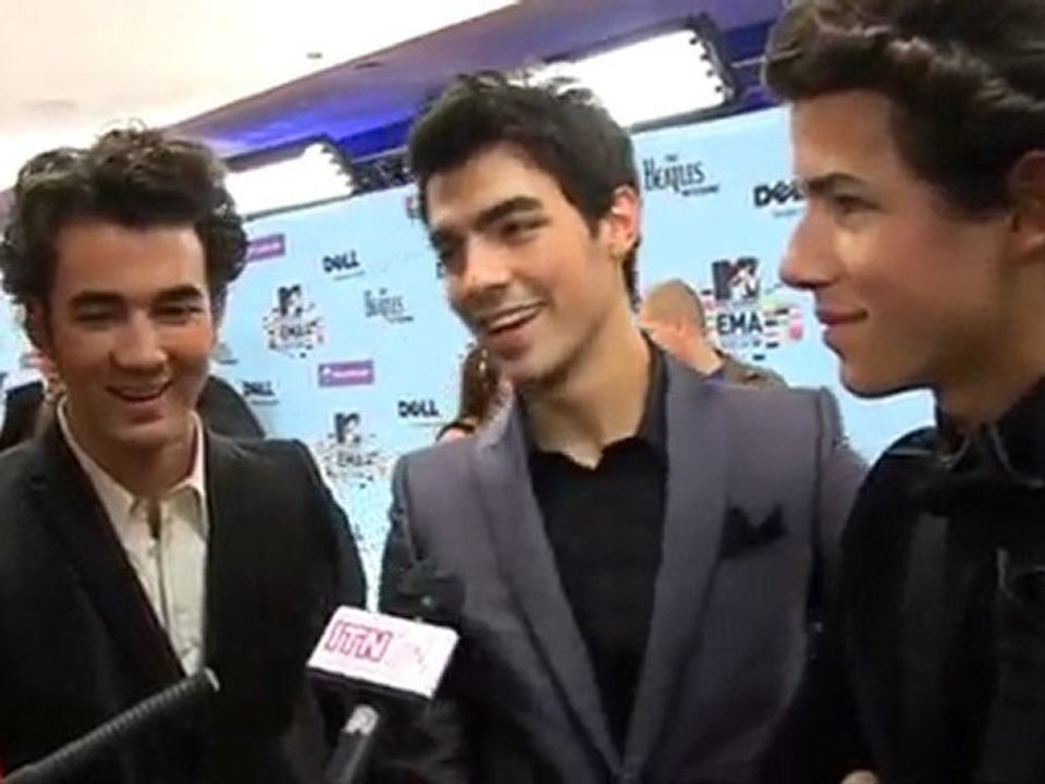 Jonas Brothers : who to kiss under the mistletoe?