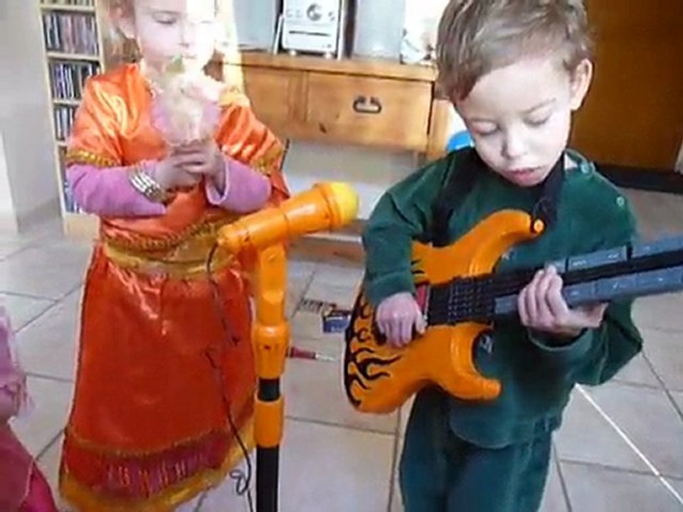 Loup et sa nouvelle guitare