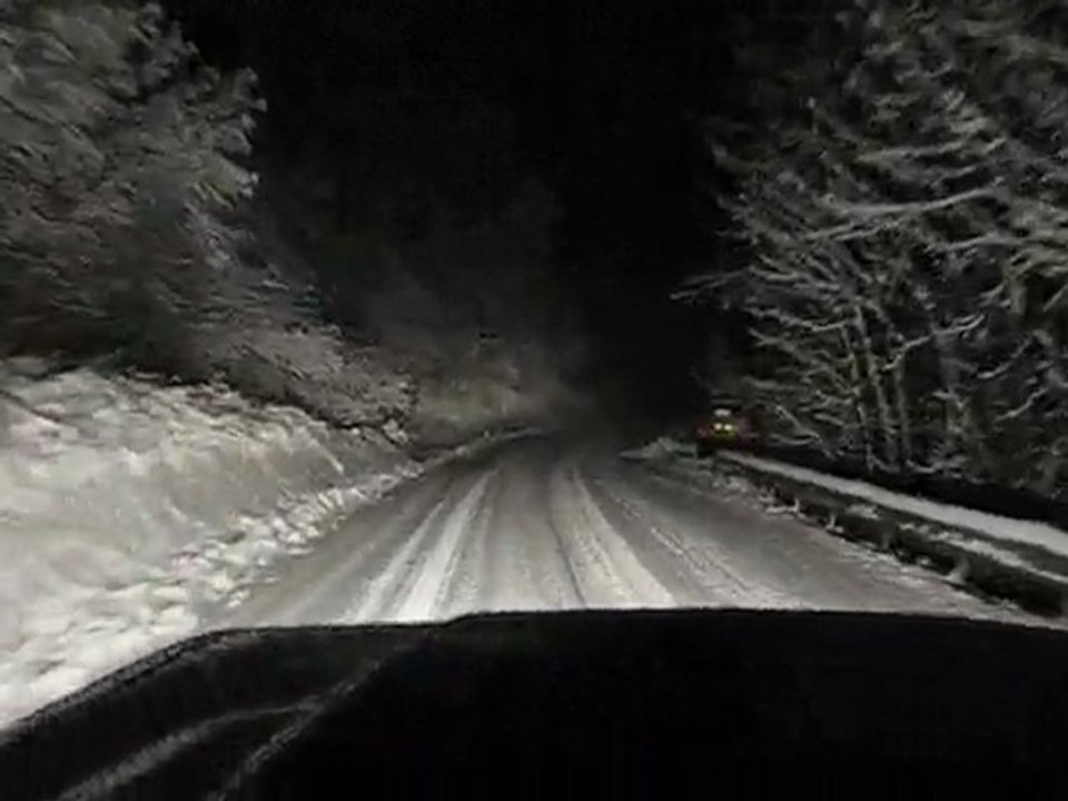 Toyota HJ61 sur une route enneigée du Massif de l'Oisans
