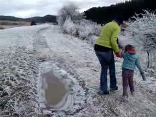 Super les flaques deau gelées pour faire du patin à glaçe