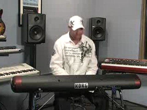 Frank McComb et le Korg SV-1 Stage Vintage Piano