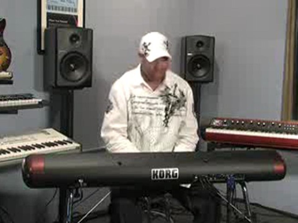 Frank McComb et le Korg SV-1 Stage Vintage Piano