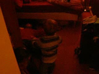 19 mois jeu du fusil avec papa